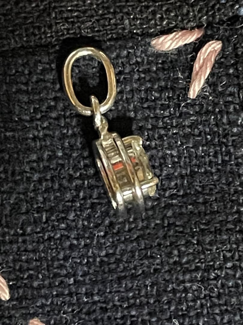 ダイヤ　UDE-7135 ペアシェイプ シルバーチャーム