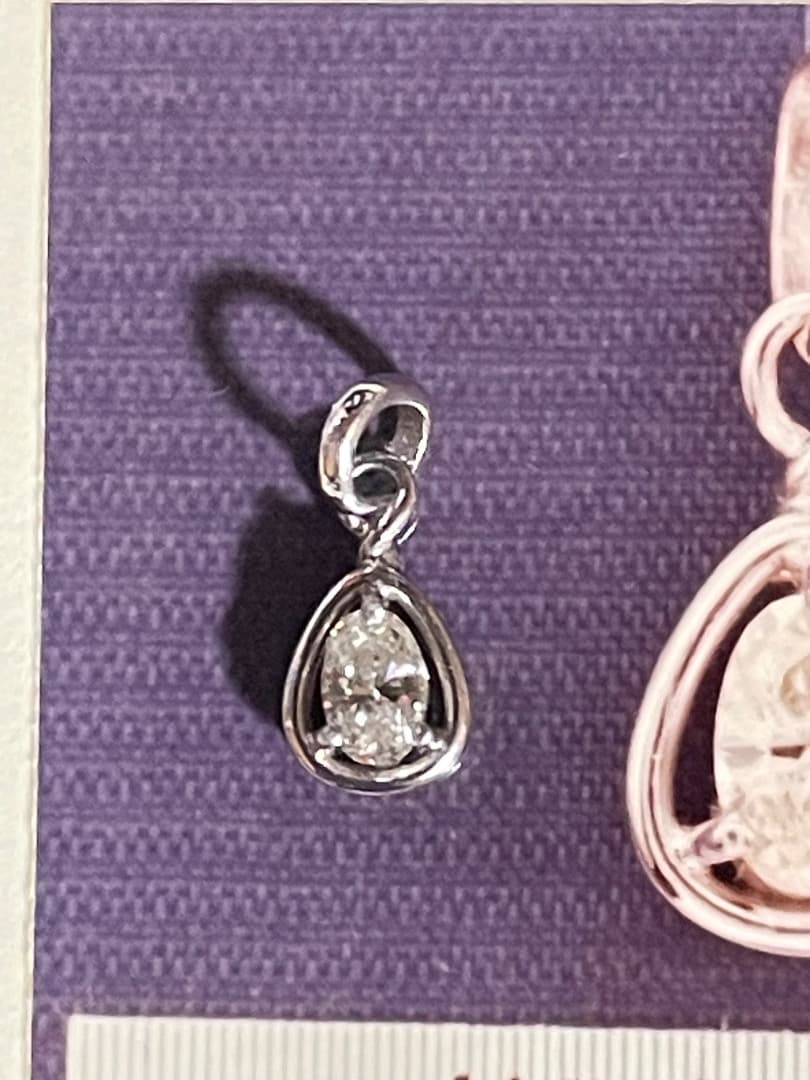 ダイヤ　UDE-7135 ペアシェイプ シルバーチャーム
