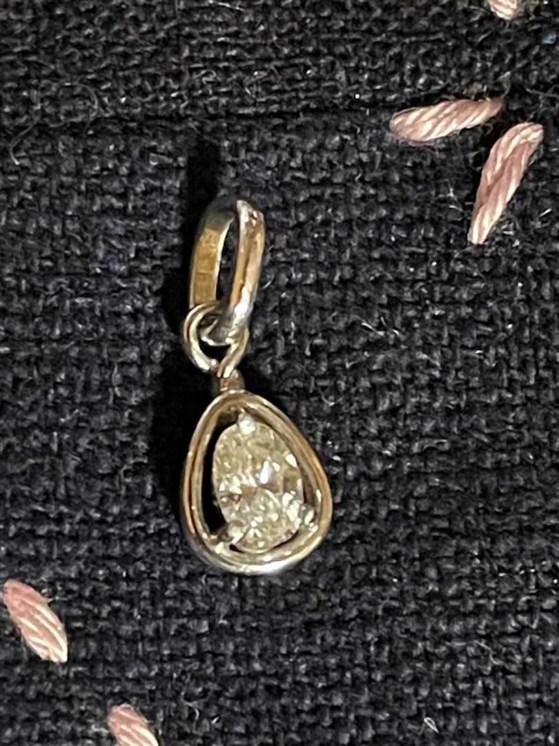 ダイヤ　UDE-7135 ペアシェイプ シルバーチャーム