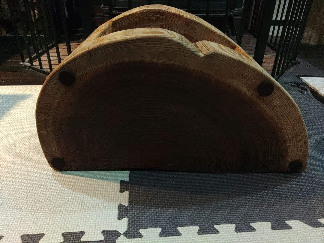 杉の半割り丸太のくりぬきスツール