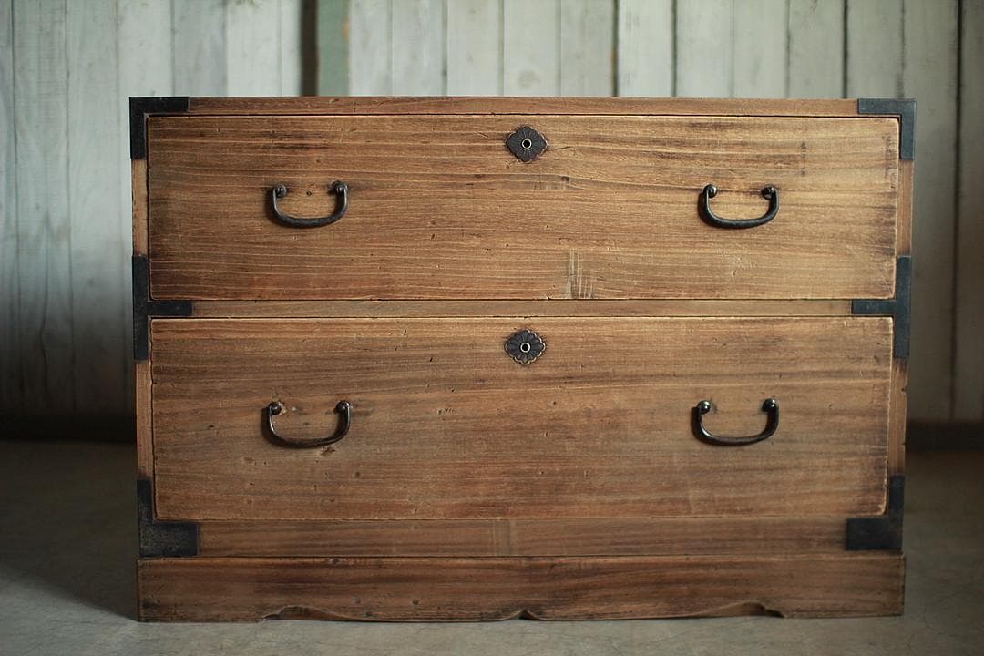 古く味のある木製の引き出し2段　チェスト　桐箪笥　タンス　古家具　古民家