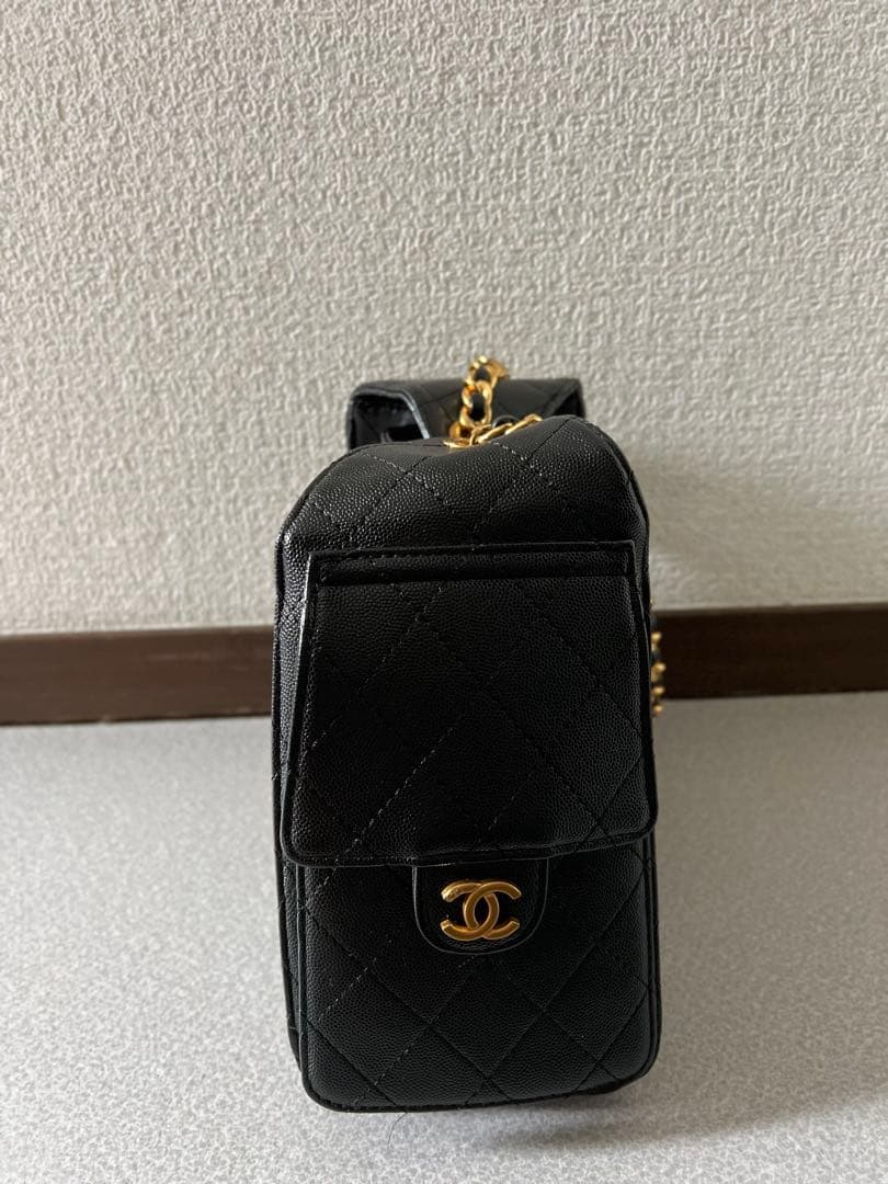 ブラックのキルティングレザー製、ゴールドチェーンのショルダーバッグ。