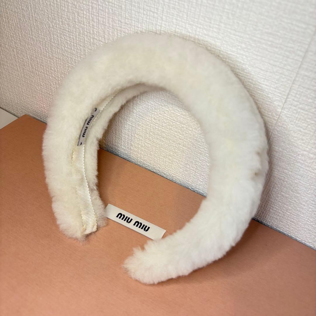 ミュウミュウ miumiu ホワイト ムートン ファー カチューシャ ヘア 白