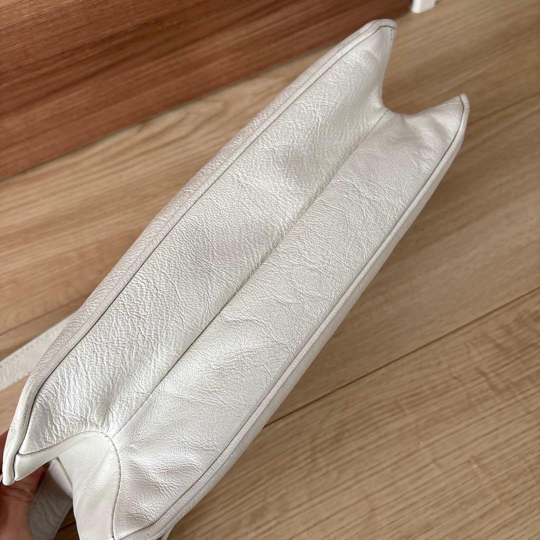 ear ホワイトレザー ショルダーバッグ