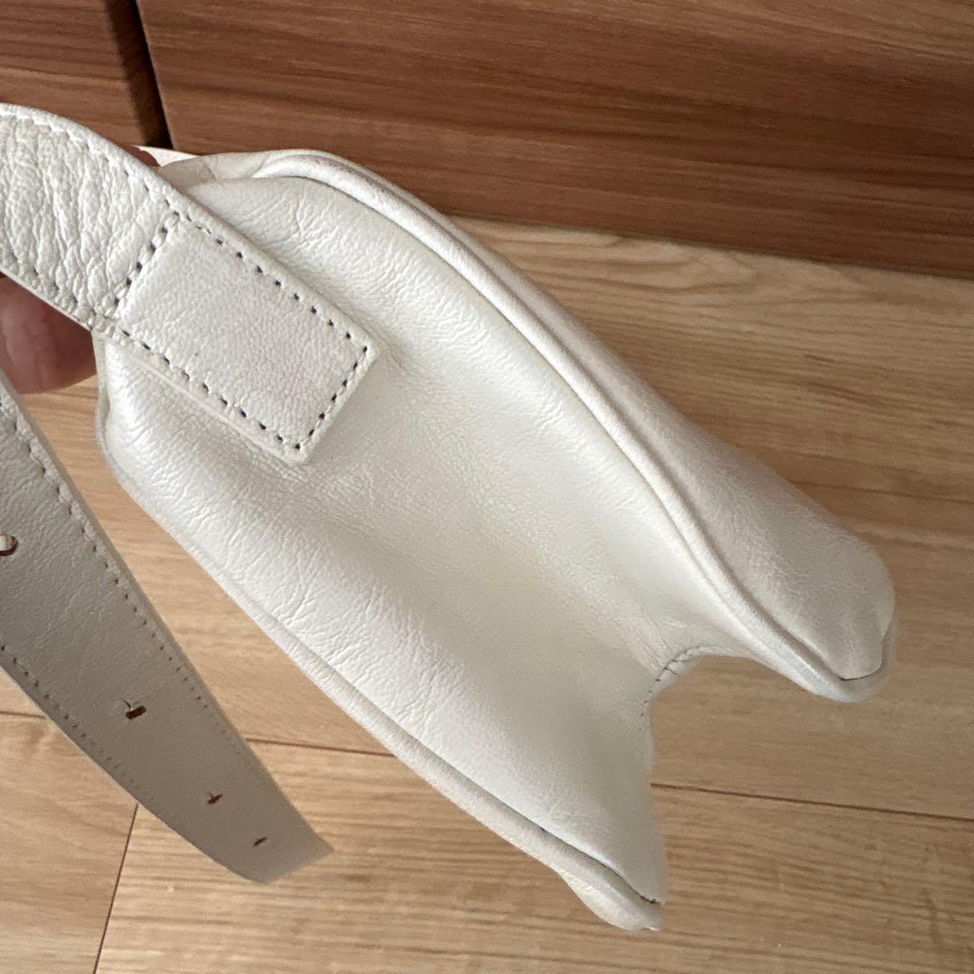 ear ホワイトレザー ショルダーバッグ