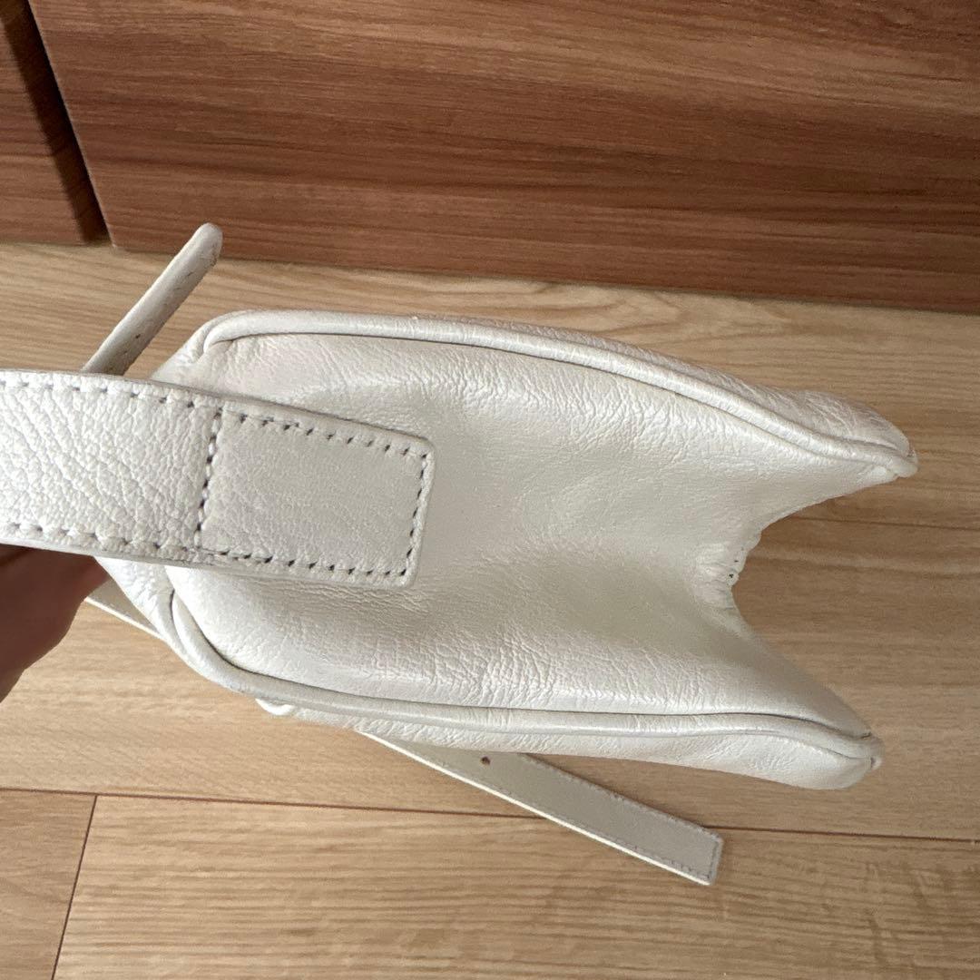 ear ホワイトレザー ショルダーバッグ