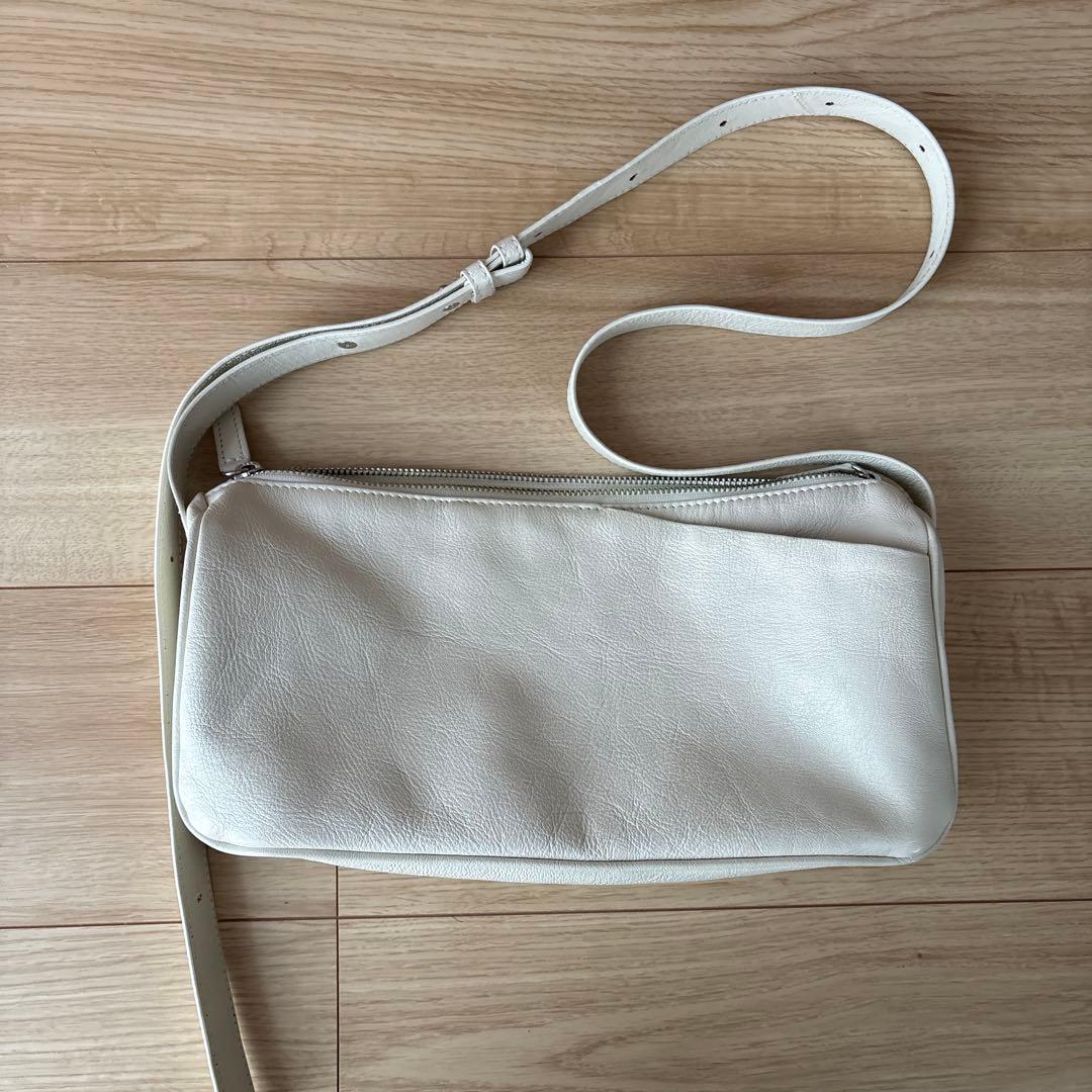 ear ホワイトレザー ショルダーバッグ
