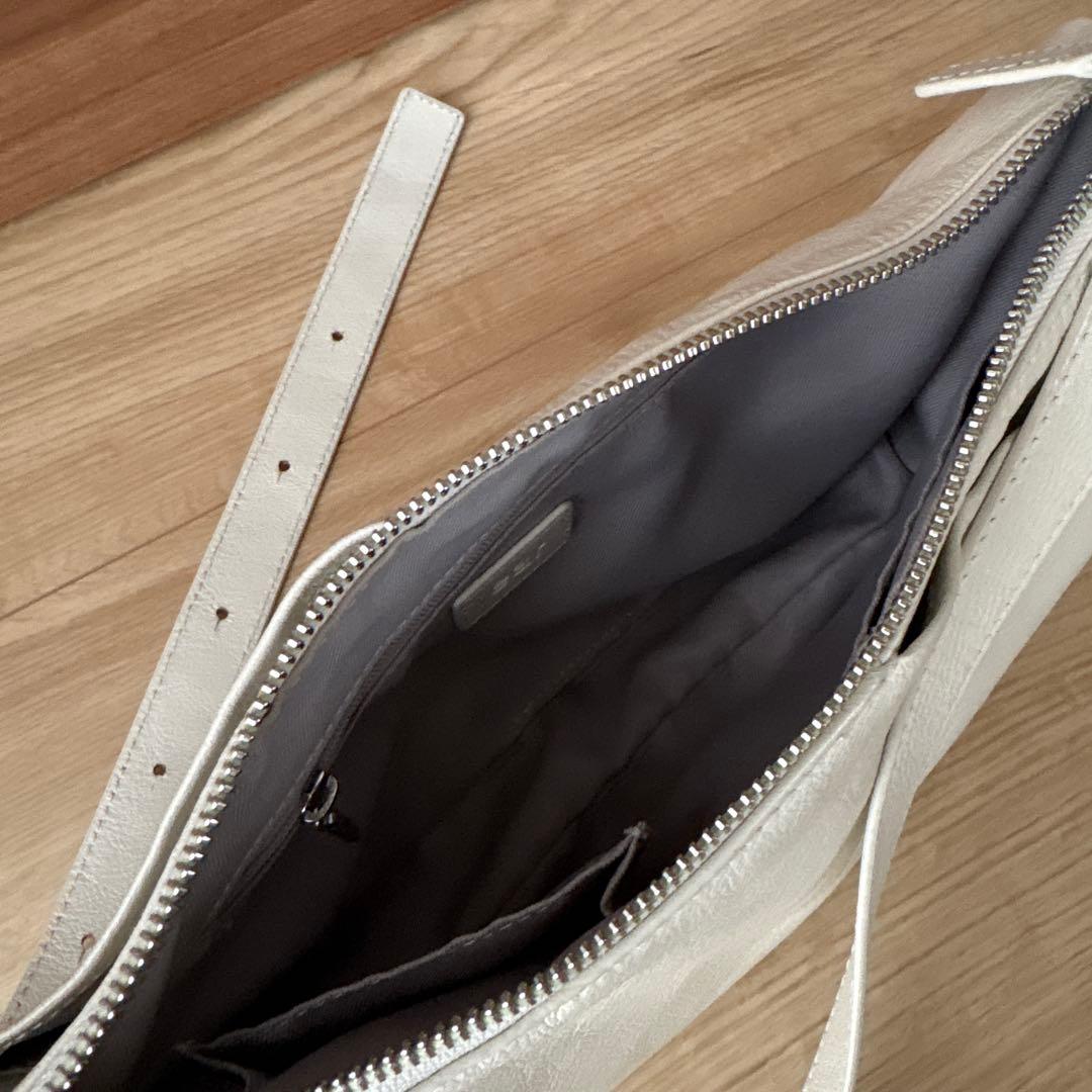 ear ホワイトレザー ショルダーバッグ