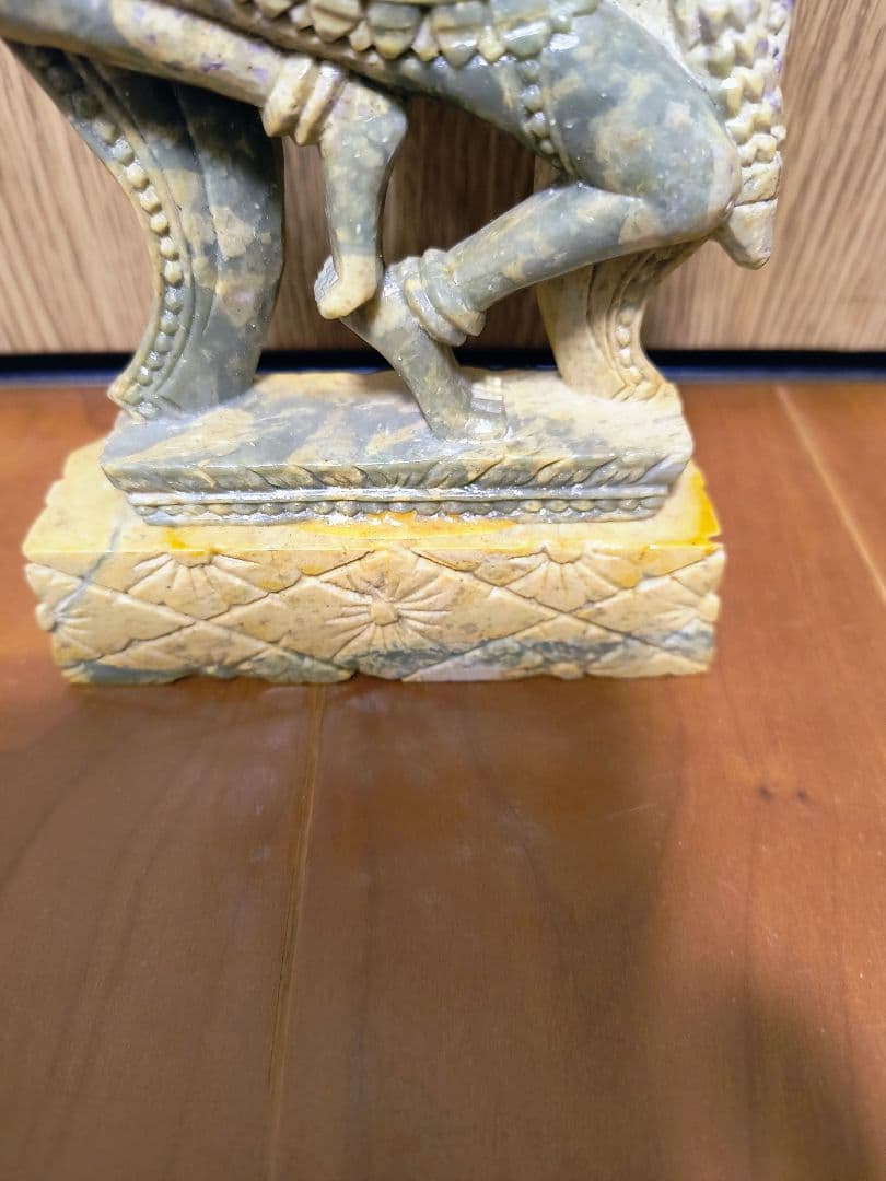 カンボジア　アプサラ像　翡翠　希少　レア　美品
