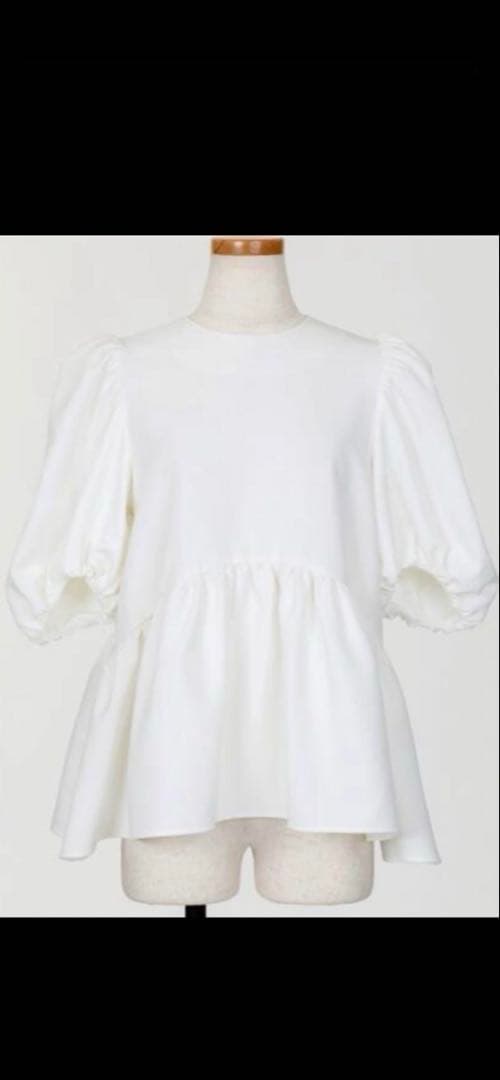 ペプラムトップス　ホワイト　TREFLE＋1 トレフル　パフ袖ブラウス　完売商品
