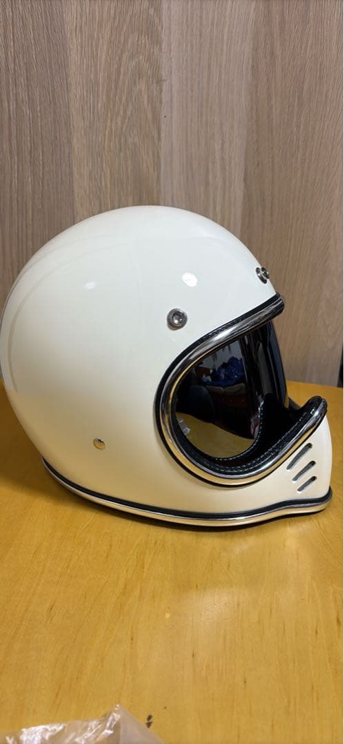 新品未使用！スペースヘルメット風　鼻の尖ったヘルメット　ゴールド、バイザー付き！