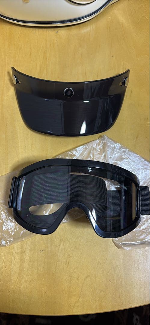 新品未使用！スペースヘルメット風　鼻の尖ったヘルメット　ゴールド、バイザー付き！