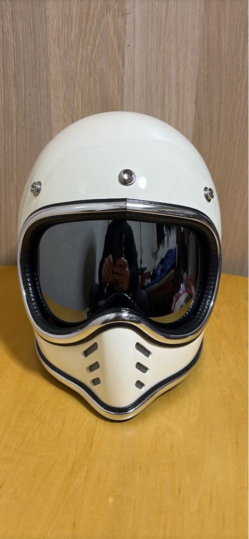 新品未使用！スペースヘルメット風　鼻の尖ったヘルメット　ゴールド、バイザー付き！