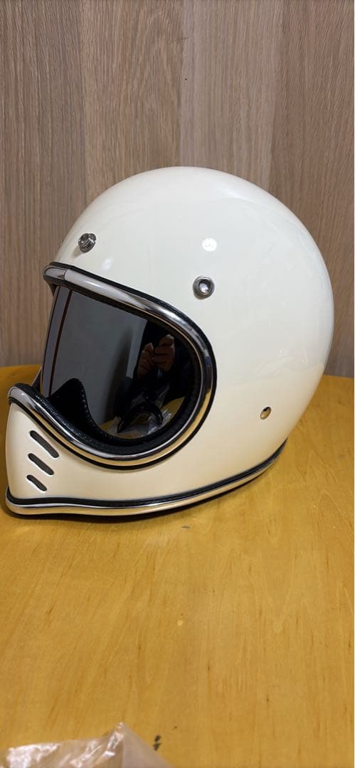 新品未使用！スペースヘルメット風　鼻の尖ったヘルメット　ゴールド、バイザー付き！