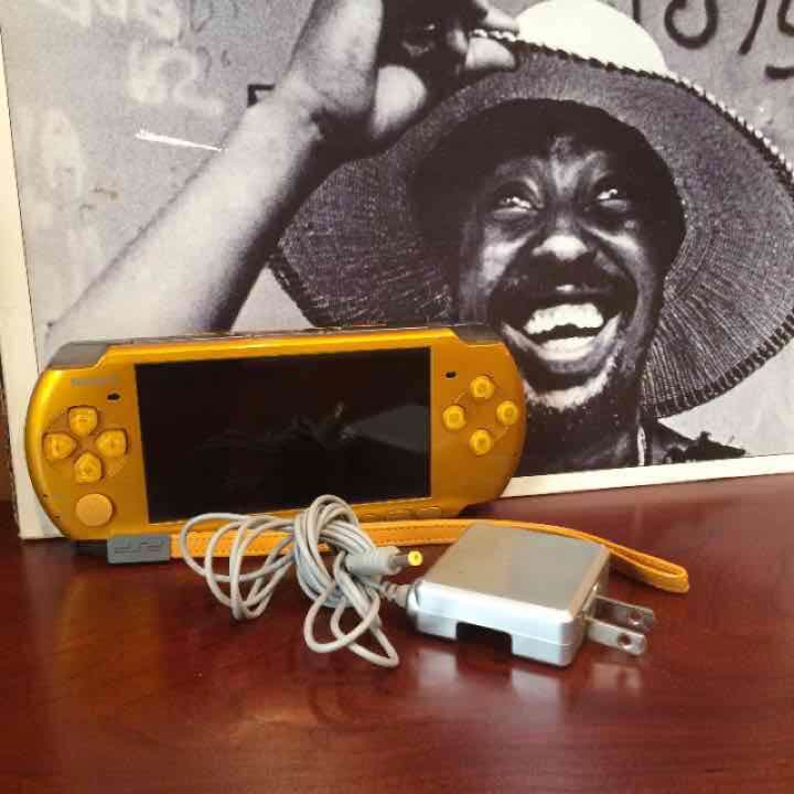 現品限り！PSP & 充電アダプターセット