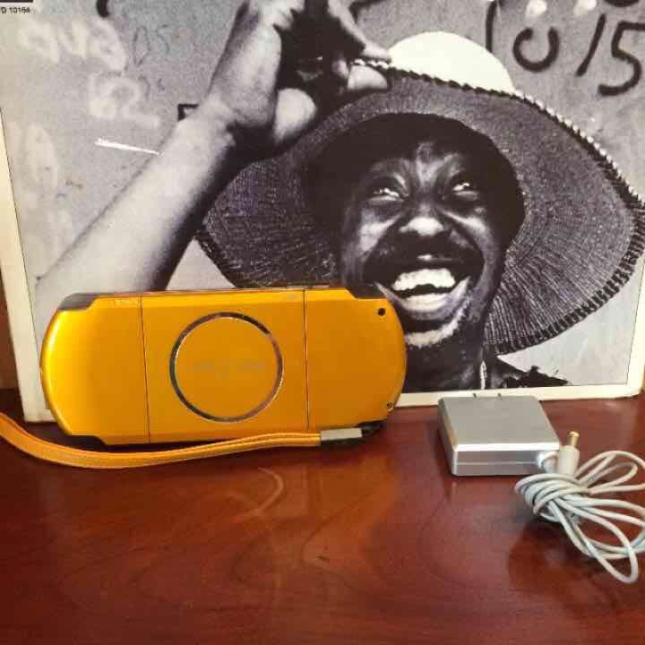 現品限り！PSP & 充電アダプターセット