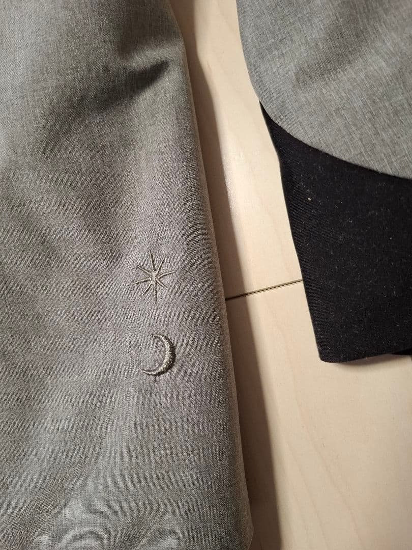 LUZ e SOMBRA フード付きアウター グレー色