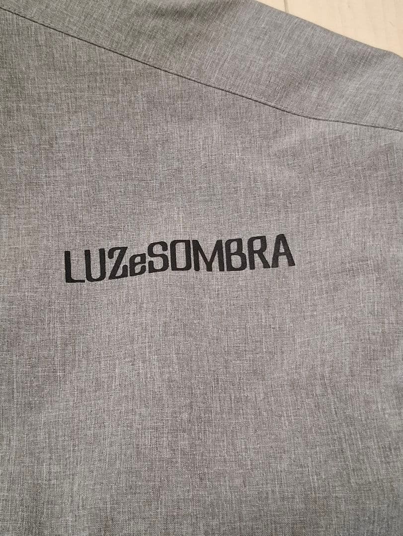 LUZ e SOMBRA フード付きアウター グレー色