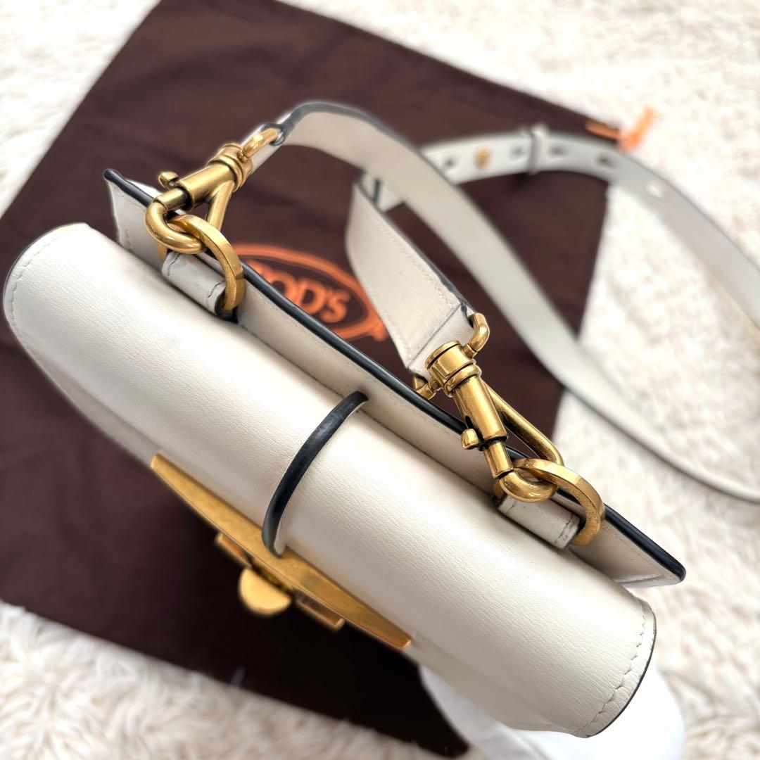 TOD'S トッズ スマホショルダーバッグ 金具 ロゴ金具 ロゴ型押し