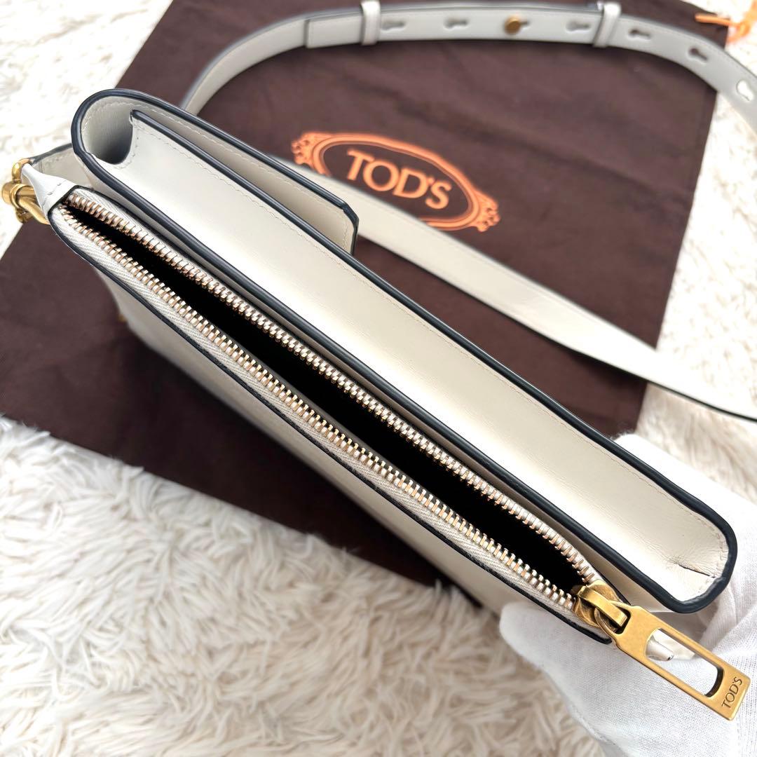 TOD'S トッズ スマホショルダーバッグ 金具 ロゴ金具 ロゴ型押し