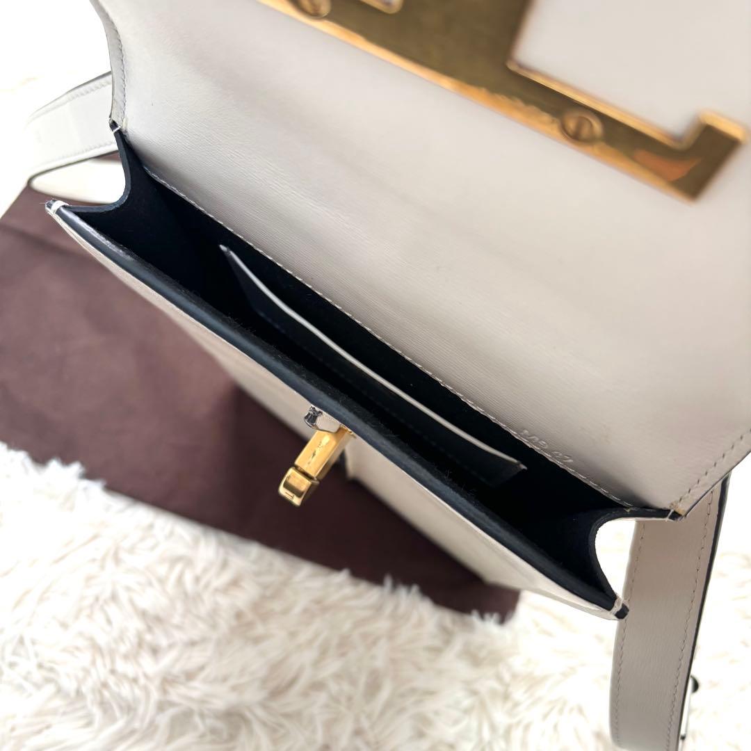 TOD'S トッズ スマホショルダーバッグ 金具 ロゴ金具 ロゴ型押し