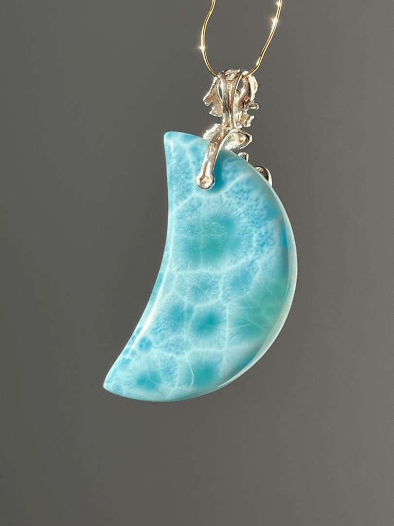 天然石☆高品質！ラリマー大きめ月型ペンダントトップ☆シルバーお魚デザインバチカン