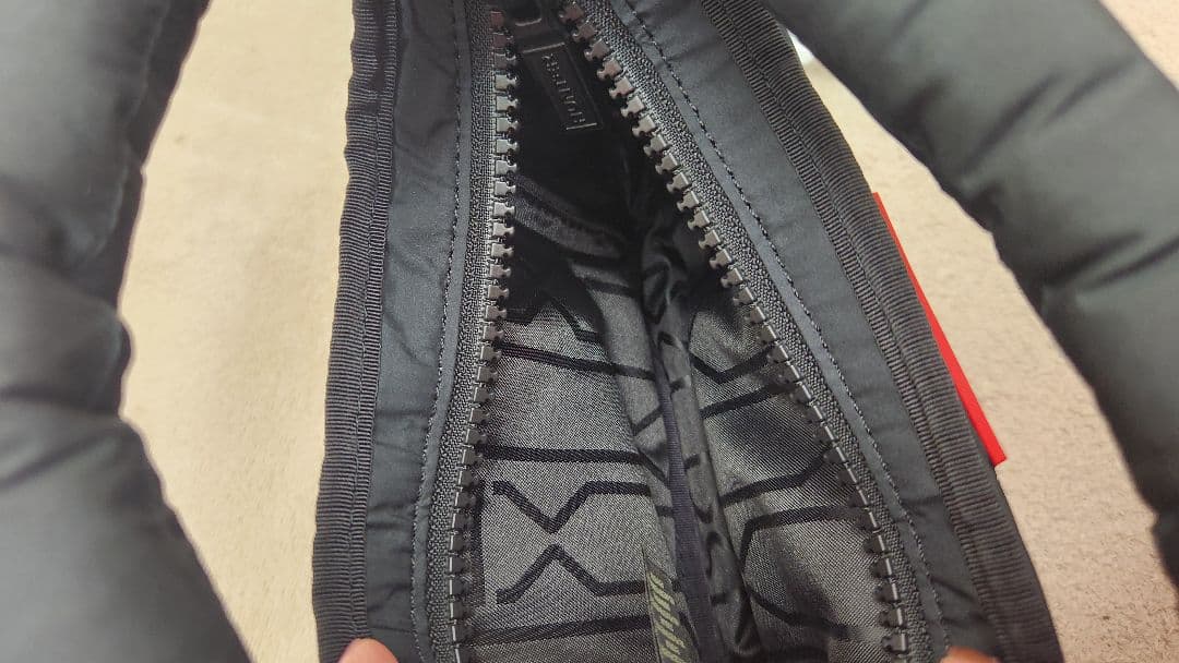 HUNTER パファーミニ ホーボー ブラック ショルダーバッグ