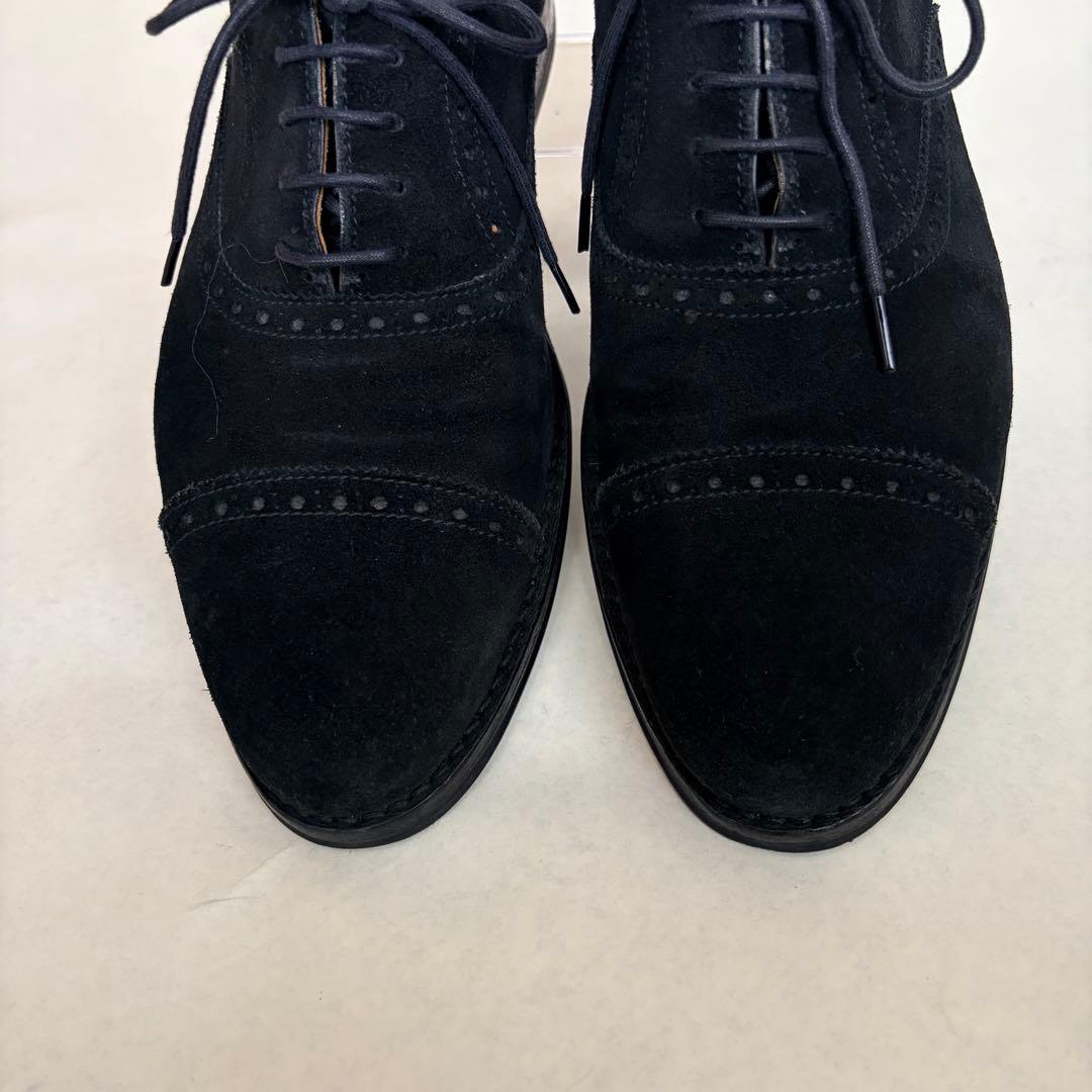 ジャランスリワヤ　スウェード　黒　内羽根　パンチドキャップトゥ　ストレートチップ