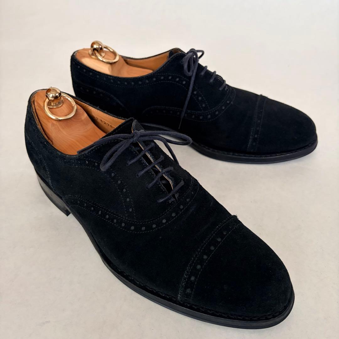 ジャランスリワヤ　スウェード　黒　内羽根　パンチドキャップトゥ　ストレートチップ