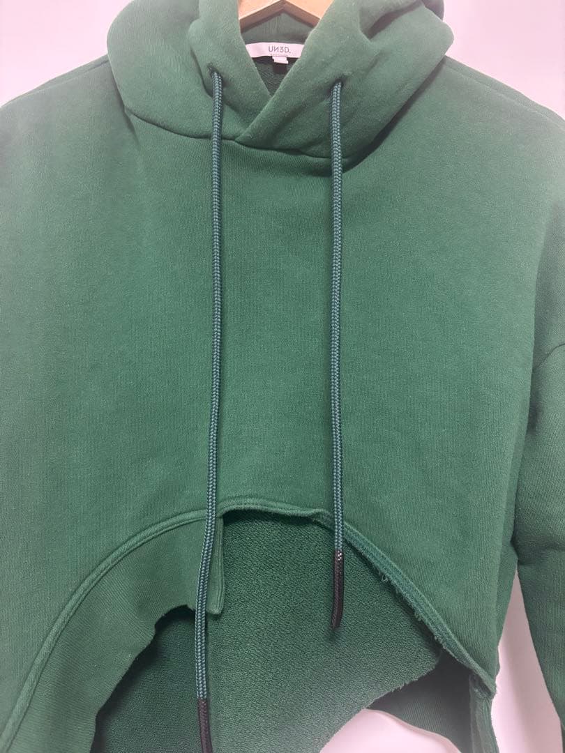 UN3D. ダークグリーン クロップドフーディー F 緑　アンスリード　パーカー
