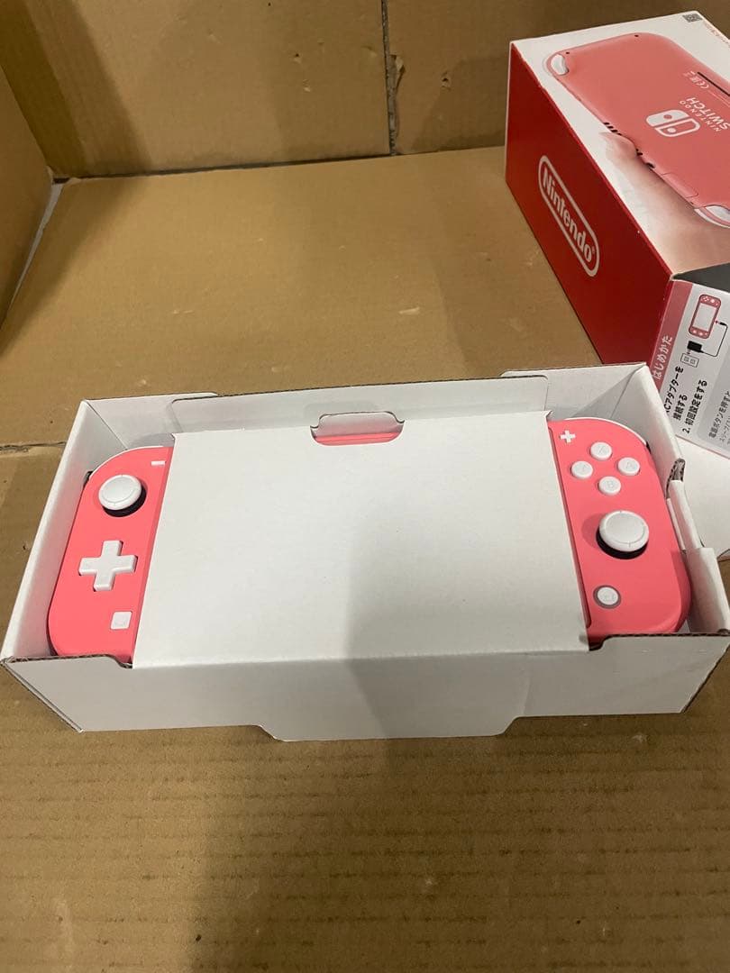 Nintendo Switch Lite コーラル