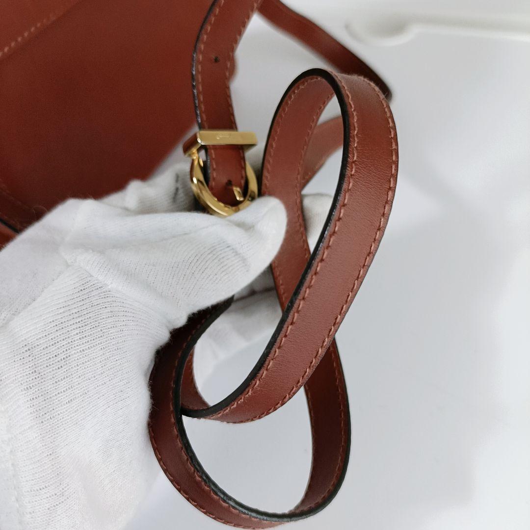 超美品　フェラガモ ブラウン　ミニショルダーバッグ　ガンチーニ金具　リボン