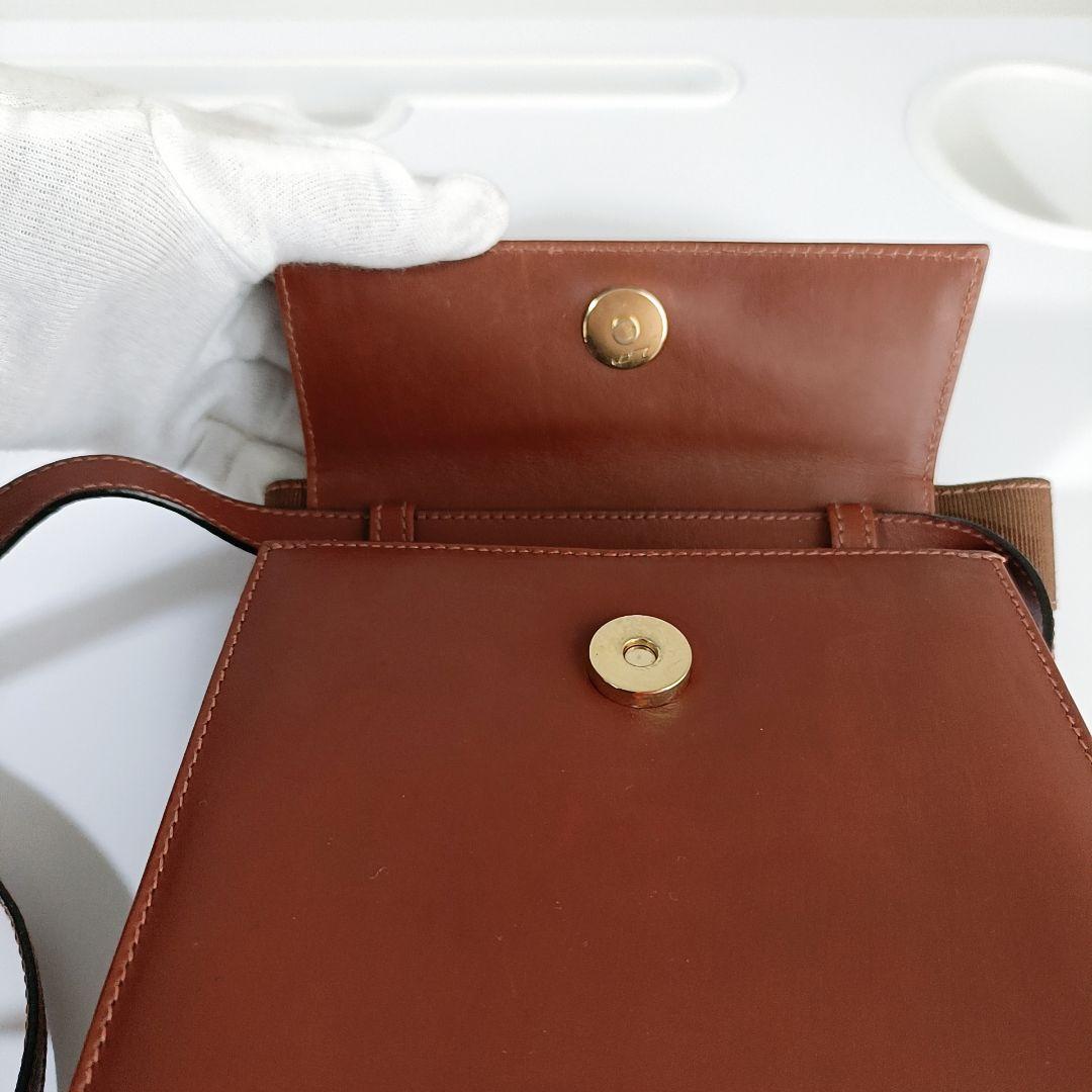 超美品　フェラガモ ブラウン　ミニショルダーバッグ　ガンチーニ金具　リボン