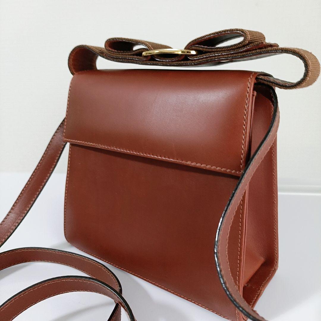 超美品　フェラガモ ブラウン　ミニショルダーバッグ　ガンチーニ金具　リボン