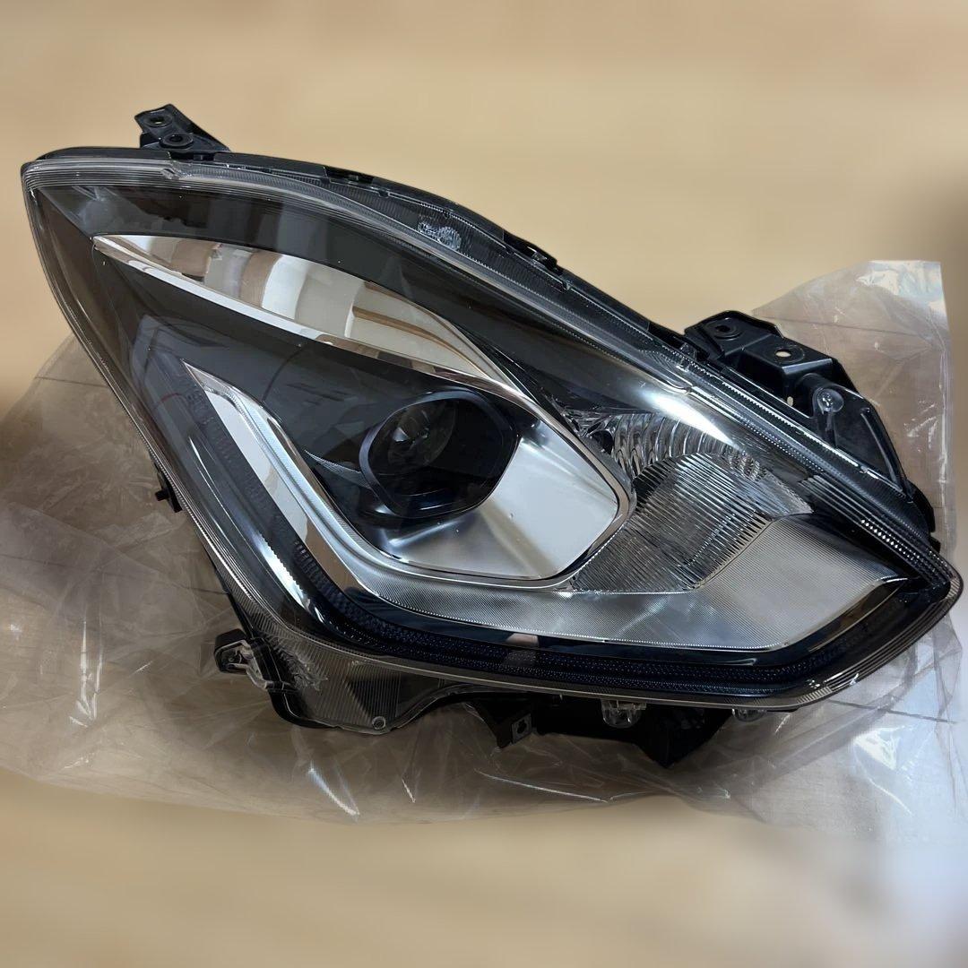 スズキ　スイフトヘッドライト　右