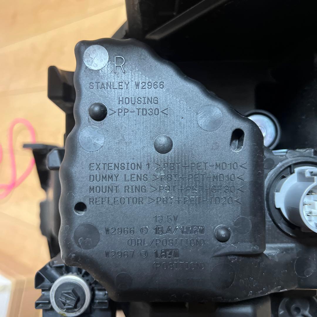 スズキ　スイフトヘッドライト　右