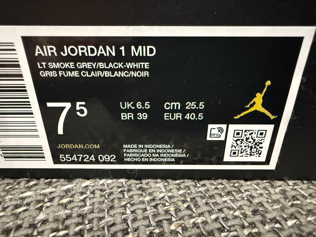 AIR JORDAN 1 MID グレー