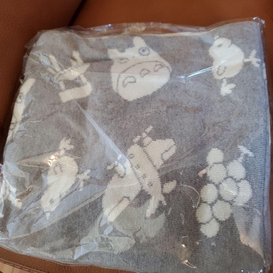 【新品】ジブリ美術館　トトロ柄ブランケット グレー&小トトロキーホルダーセット