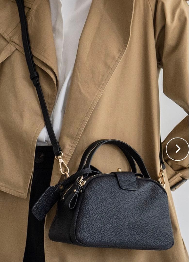 【美品】ヘイニ　ベイビーロシェ　ショルダーバッグ　本革　黒　金具金