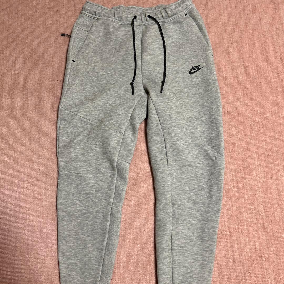 Nike テックフリース　上下セット パーカーM ズボンLサイズ。