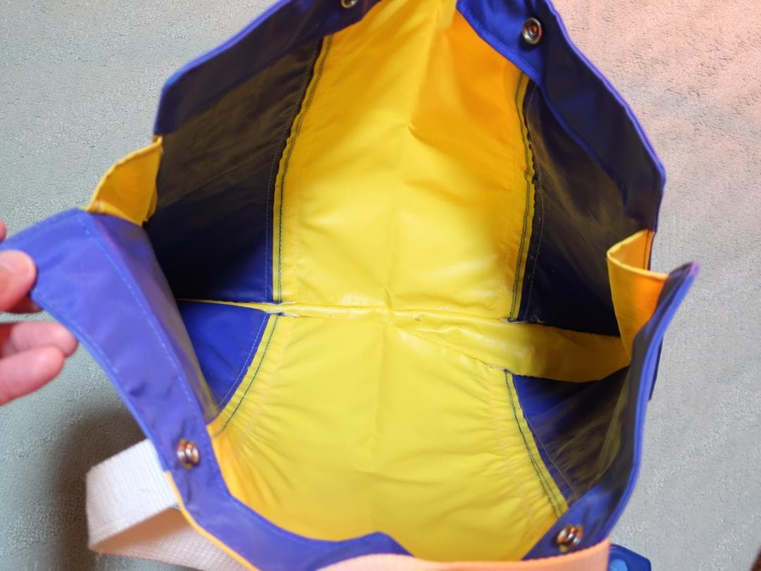 CAPCOM　青黄色のデザイントートバッグ　...mr