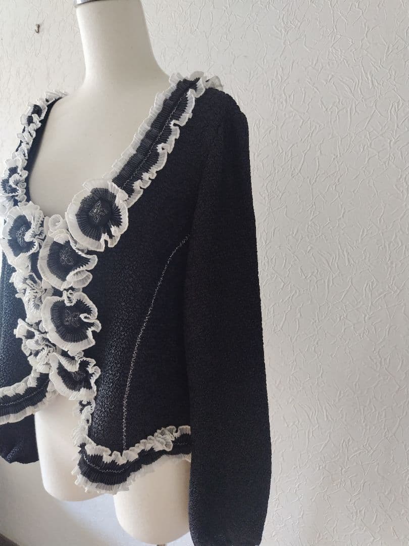 美品✨️ノコオーノ ノーカラージャケット カーディガン　ビジュー フリル