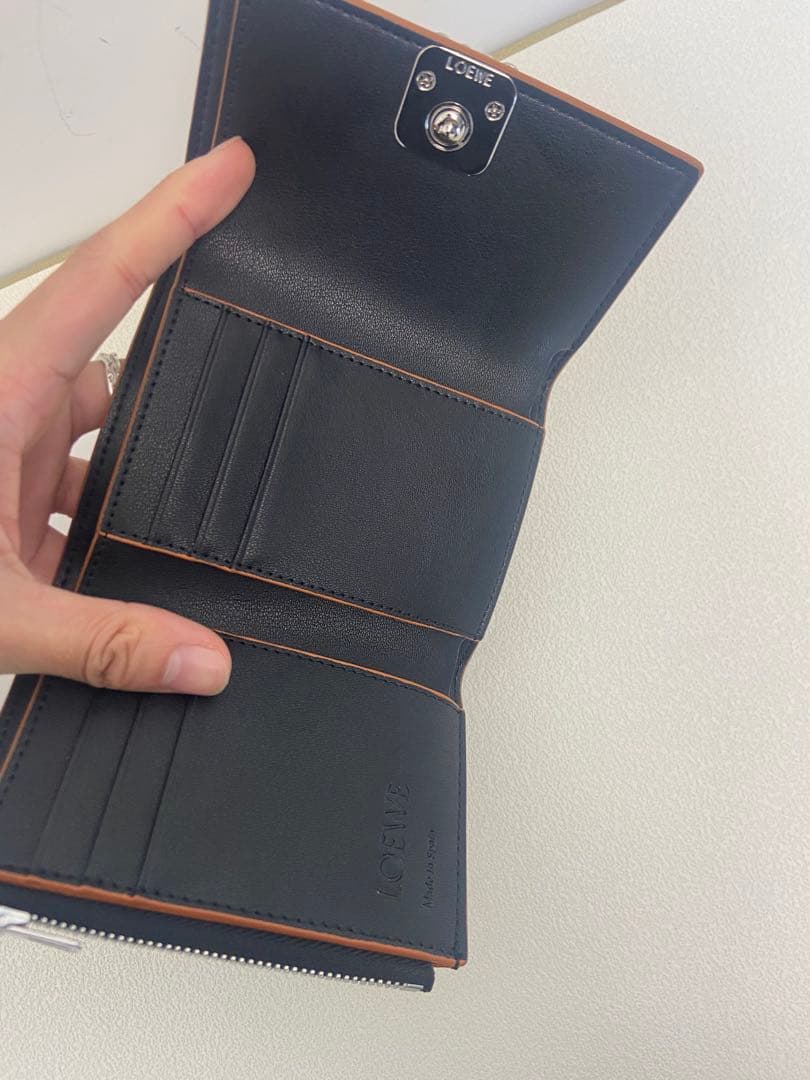 LOEWE 高級レザー三つ折り財布（カードポケット付き）