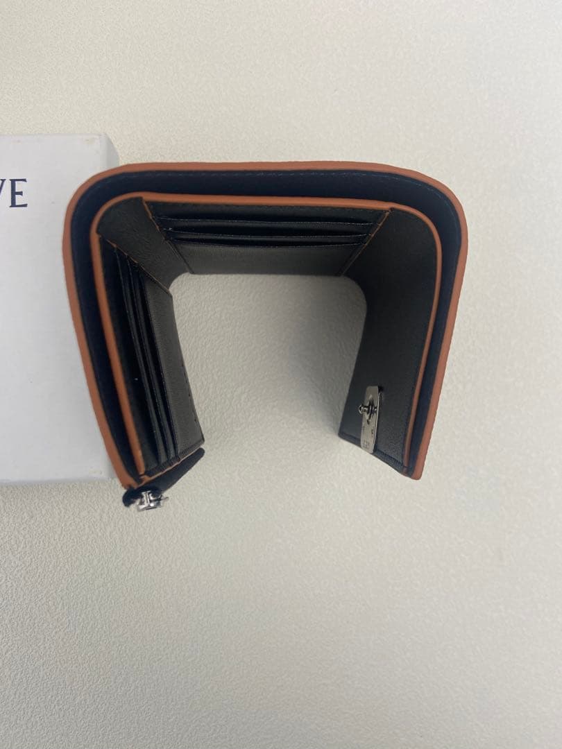 LOEWE 高級レザー三つ折り財布（カードポケット付き）