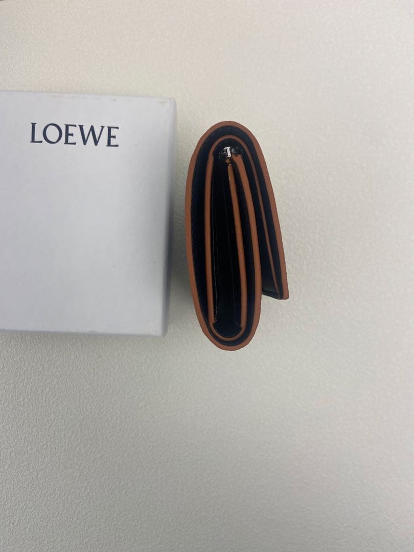 LOEWE 高級レザー三つ折り財布（カードポケット付き）