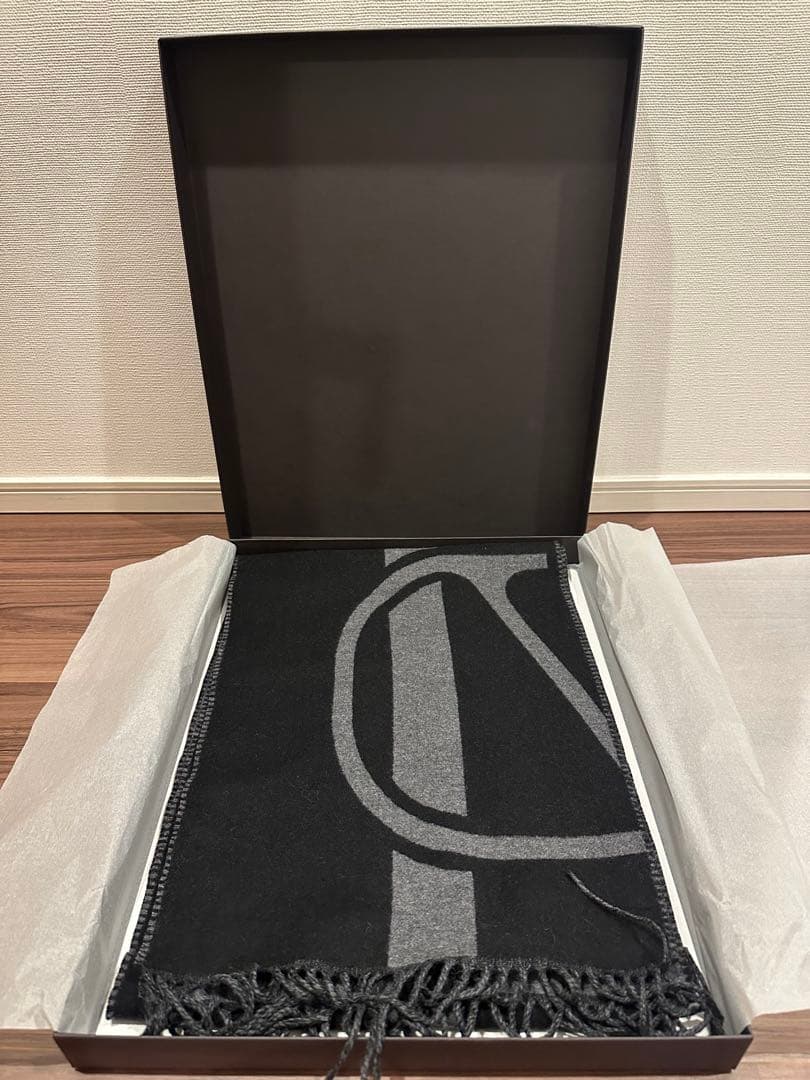 た*け様 VALENTINO ロゴ入りマフラー ブラック/グレー