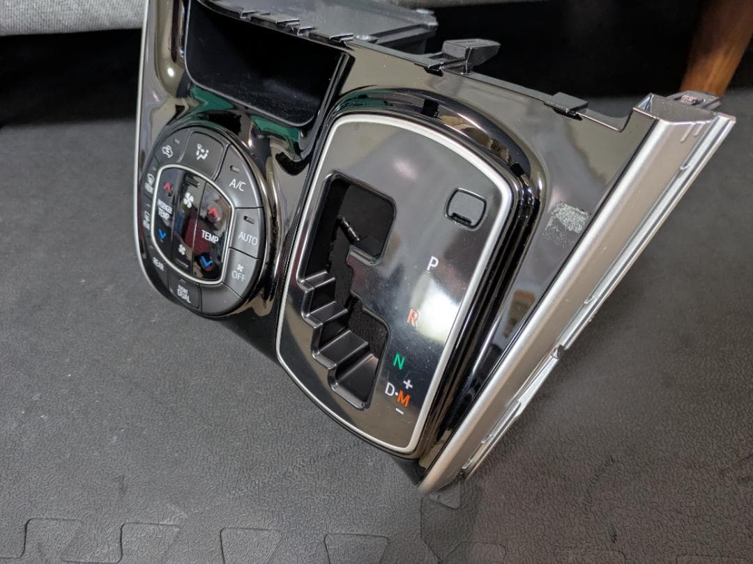 80ヴォクシーノア　ピアノブラックエアコンパネル　純正品