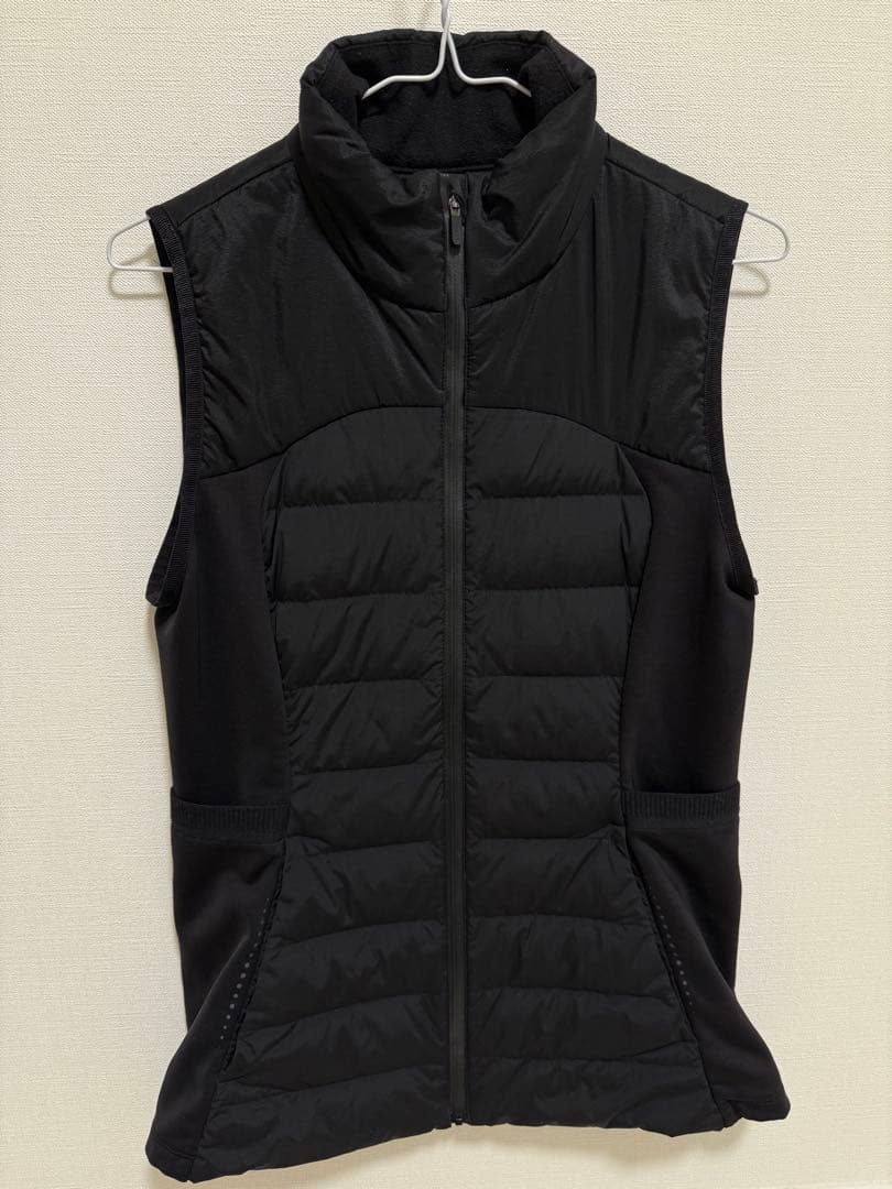 美品　Lululemon ルルレモン フード付きダウンベスト 黒 8（M）