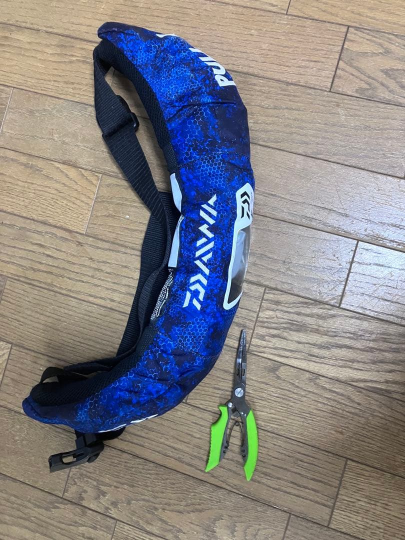 自動膨張式救命胴衣＋プライヤー