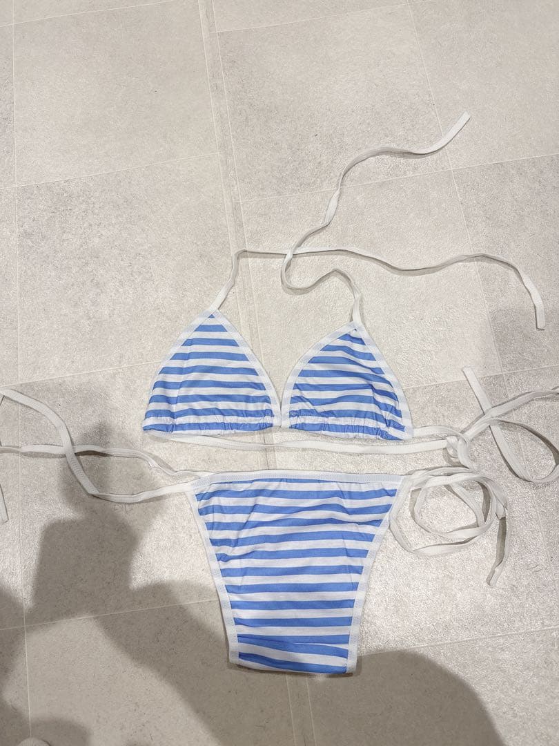 ア*オ様 青と白のストライプ セパレート水着